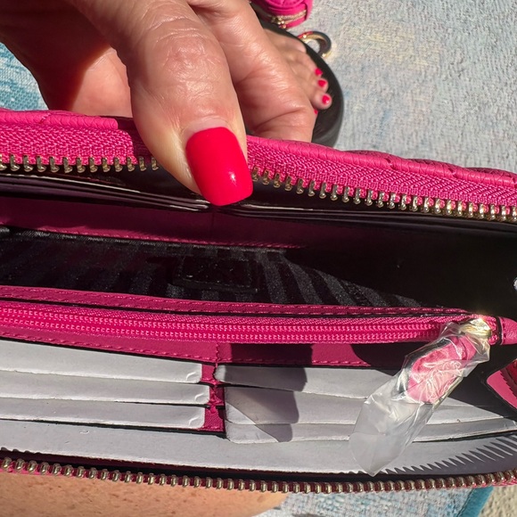 NWT Victoria's Secret Large Hot Pink Quilted Wallet 🛍️❤️💕 - Picture 9 of 11